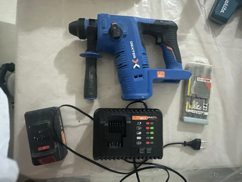 Ensemble Perceuse à batterie + chargeur + mèches – Photo 1