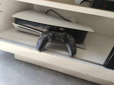PlayStation 5 et une manette