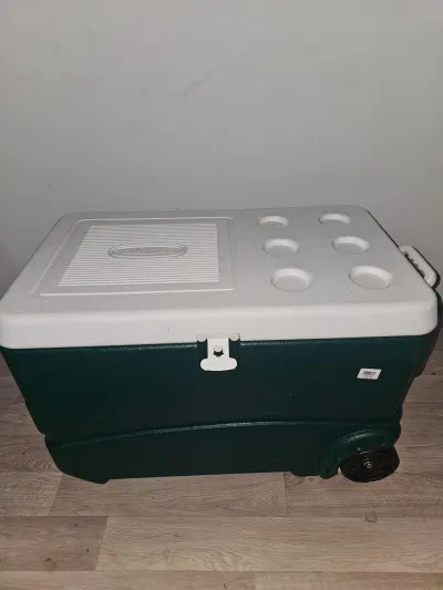 Glacière 84 litres a roulettes