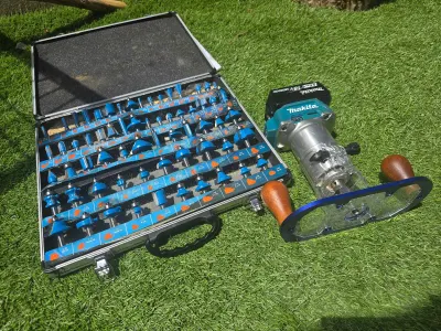 Défonceuse Makita sans fil, avec un coffret de fraises