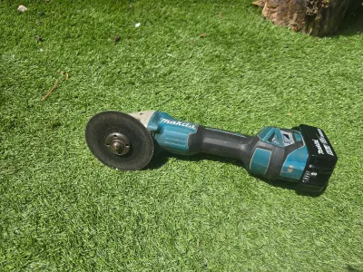 Meuleuse d'angle makita portative