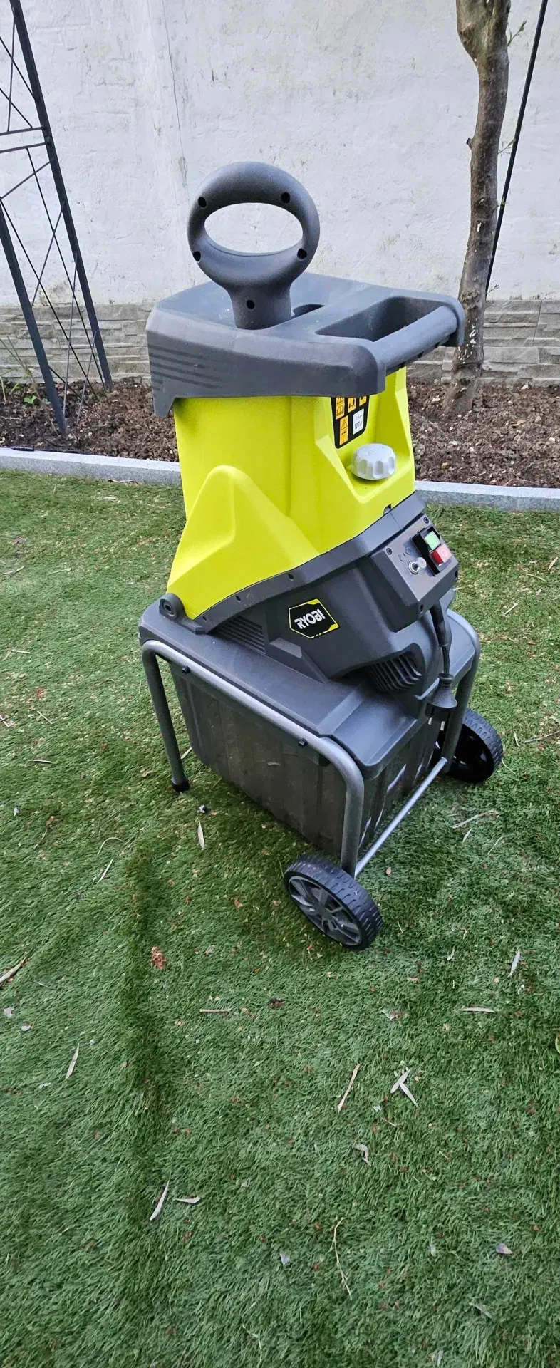 RYOBI - Broyeur de Végétaux – Moteur 2500W, Bac 40L – Photo 1