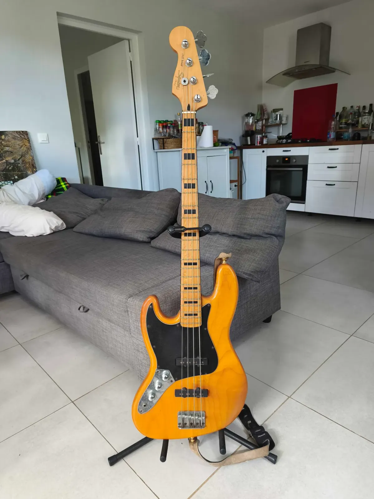 Squier jazz Bass 4, gaucher – Photo 1